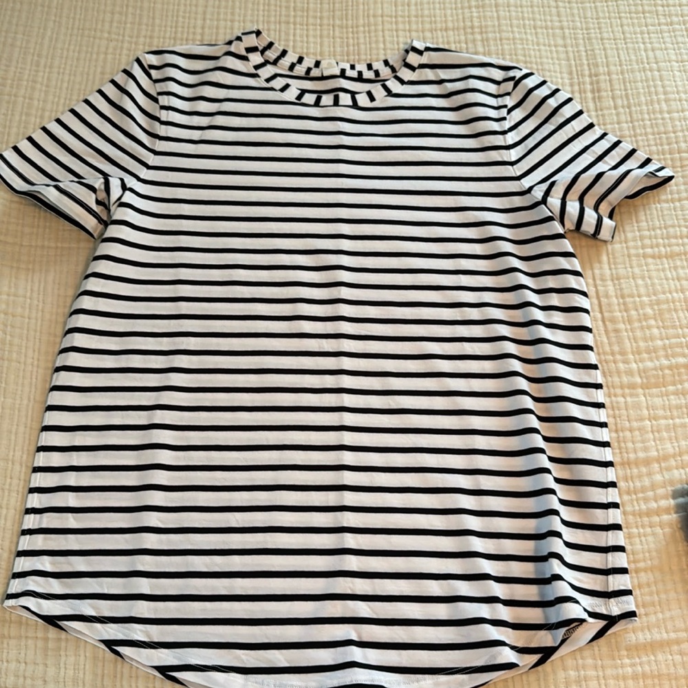 NWOT Lululemon tee. Size 8.